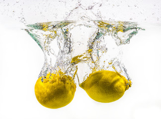 Citron plongé dans l'eau