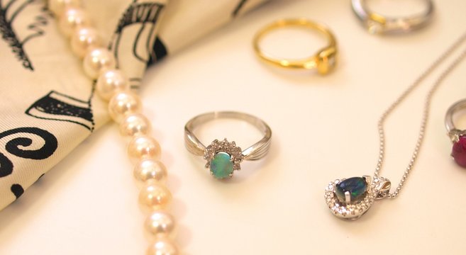 ジュエリーコレクション、ファッション、アクセサリー、宝飾品、白背景