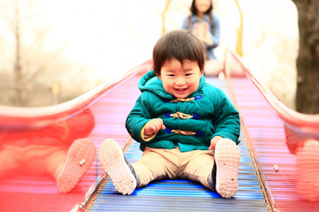 遊ぶ男の子