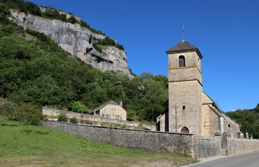 Eglise et cimetière de Baume-les-Messieurs dans le Jura - 213472023