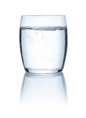 Wandaufkleber Freigestelltes Glas mit Wasser © Zerbor