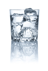 Glas mit Wasser und Eiswüfeln
