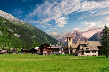 Soleggiato paesaggio alpino
