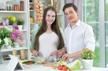 Obraz na płótnie Canvas husband and wife cooking together