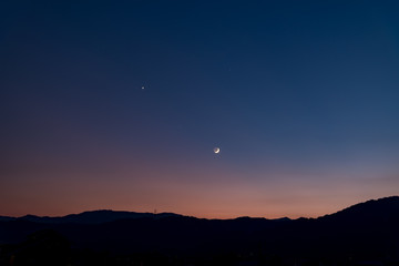 金星－レグルス－三日月－水星が西の地平に向かって沈んでいく夕空の風景