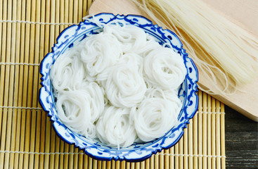 Instant Fermented Rice Flour Noodles  with cooked and uncooked.