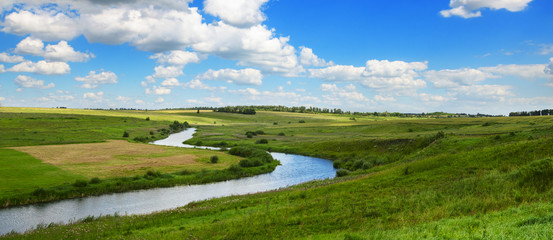 Panoramisch uitzicht op de vallei van de rivier de Upa in de regio Tula, Russia.Peaceful zomerlandschap met groene heuvels, prachtige bossen, weiden, rivierbochten en velden.