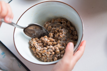 納豆をかきまぜる