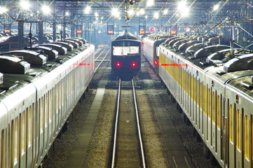 深夜の電車の車両基地