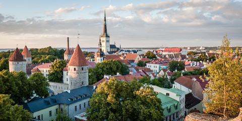 Obraz premium Aerial view from Patkuli viewing platform of Tallinn Old Town in a beautiful summer evening, Estonia. The classic Iconic view of the city that everyone recognises.