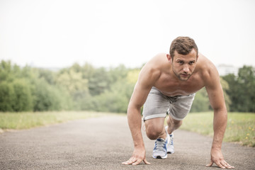 Athlet beim rennen und joggen draußen