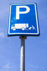 Dutch road sign: parking permitted for the immediate loading and unloading of goods only