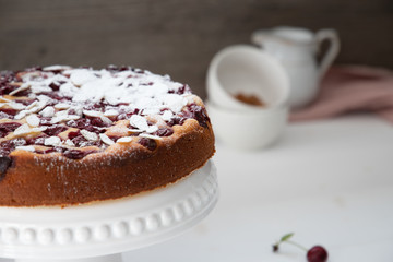 frischer Rührkuchen mit Kirschen