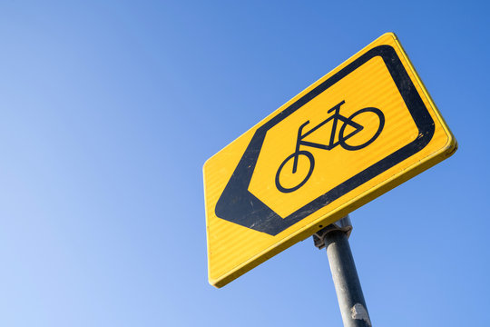 Dutch road sign: diversion for cyclists