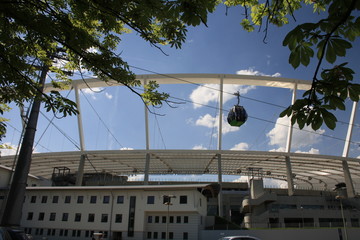 Stadion śląski i kolejka na tle błękitnego nieba © Monika