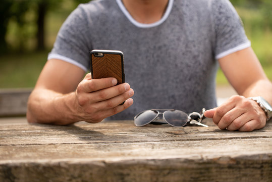 Mann mit Handy in der Hand