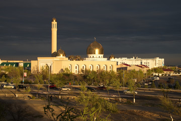 Fototapeta na wymiar Мечеть в лучах заходящего солнца