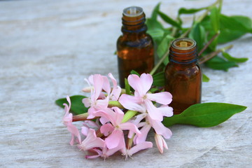 huile essentielle de giroflée,sur fond bois