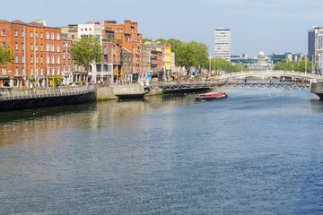 Obraz premium Buildings, bridge and boat in Leffey river