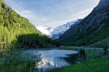 Fototapeta na wymiar Lago alpino