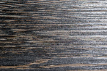 Dunkle Oberfläche aus Holz mit Maserung fotografiert in Makro und Nahaufnahme und Querformat