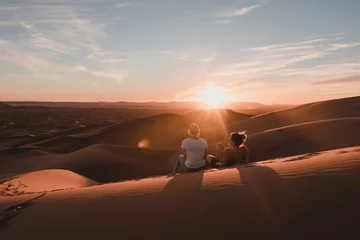 Papier Peint photo autocollant Maroc Filles regardant le coucher de soleil
