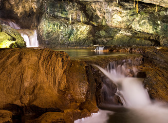 Höle mit Grotten und Stalaktiten