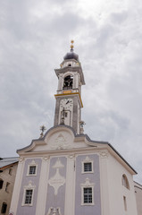 Fototapeta na wymiar Samedan, Engadiner Dorf, Kirche, Oberengadin, Alpen, Graubünden, Sommer, Schweiz