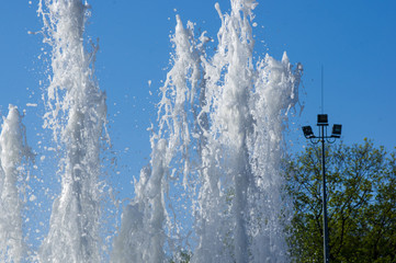 Obraz na płótnie Canvas Fountain in city park on hot summer day