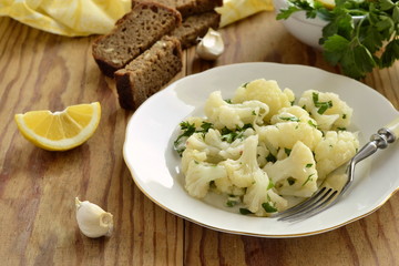Cauliflower with garlic and parsley in lemon sauce