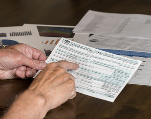 Naklejka premium Formularz 1040 Uproszczony umożliwia wypełnianie podatków na kartce pocztowej