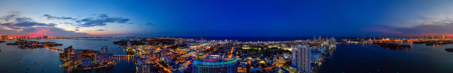 Crédence de cuisine en verre imprimé Panoramique Aerial panorama Miami Beach twilight with neon city lights