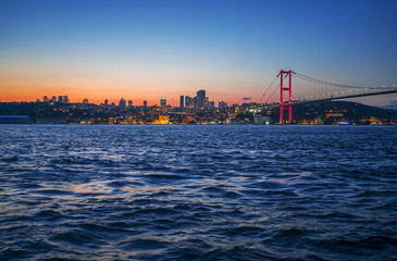Obraz premium istanbul city, bosphorus bridge on the evening
