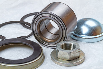 Set of parts for the replacement of the bearing of the hub