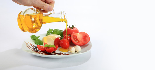 Mazzarella, pomidor, czosnek i bazylia z olejem słonecznikowym.