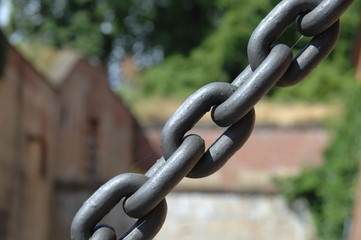The big chain of a wooden bridge. 
