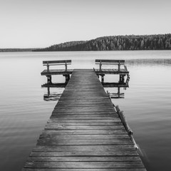 Fototapety  Drewniana kładka nad jeziorem, czarno-biała