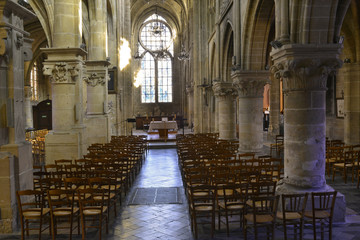 Fototapeta premium Allée centrale de l'église d'Andrezy (78570), département des Yvelines en région Île-de-France, France