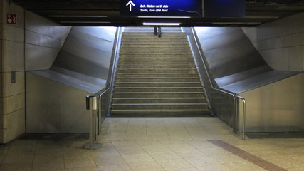 Exit - Ausgang nach oben aus dem Untergrund - Stockfoto