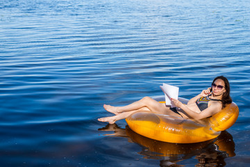 Obraz premium Workaholic woman working on vacation, the concept of remote work