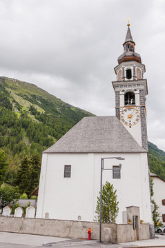 Bever, Kirche, Dorf, Oberengadin, Alpen, Graub&uuml;nden, Sommer, Schweiz