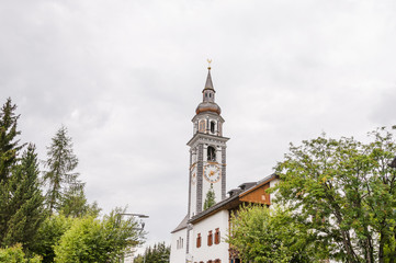 Fototapeta na wymiar Bever, Kirche, Dorf, Oberengadin, Alpen, Graubünden, Sommer, Schweiz