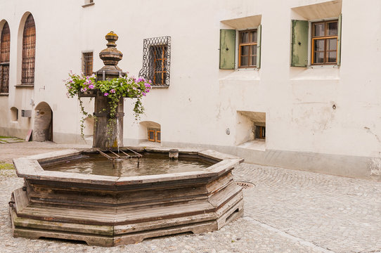 Bever, Dorf, Oberengadin, Engadiner H&auml;user, Holzbrunnen, Brunnen, Wanderweg, Alpen, Sommer, Graub&uuml;nden, Schweiz