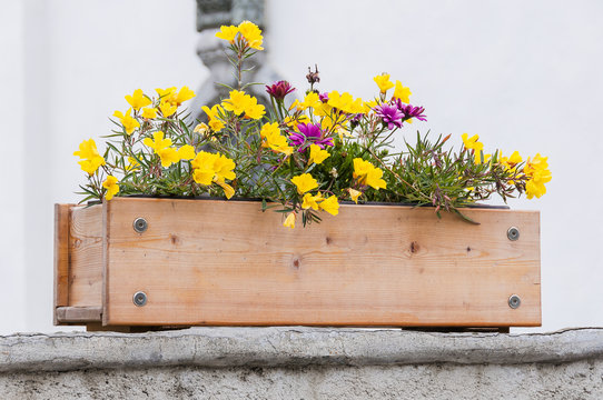 Bever, Dorf, Oberengadin, Engadiner H&auml;user, Brunnen, Sommerblumen, Blumengef&auml;ss, Wanderweg, Alpen, Sommer, Graub&uuml;nden, Schweiz