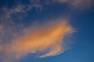 Fototapeta na wymiar Kolorowe chmury na tle błękitnego nieba