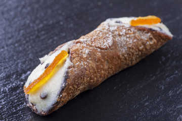 einzelnes süßes Cannolo aus Sizilien