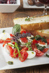 Nahaufnahme von Insalada Caprese mit Kräutern