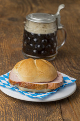eine typisch bayerische Brotzeit die Leberkässemmel