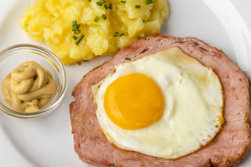 eine typisch bayerische Brotzeit Leberkäse mit Kartoffelsalat