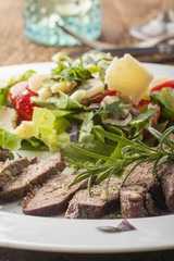 Scheiben von einem Steak auf frischem Salat
